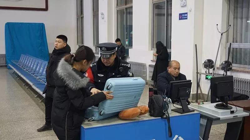 图为民警坚守在凭票候车、安检查危阵地