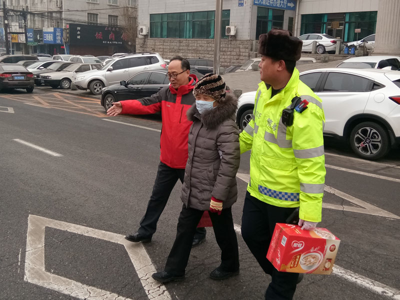 掺扶老妇人过马路