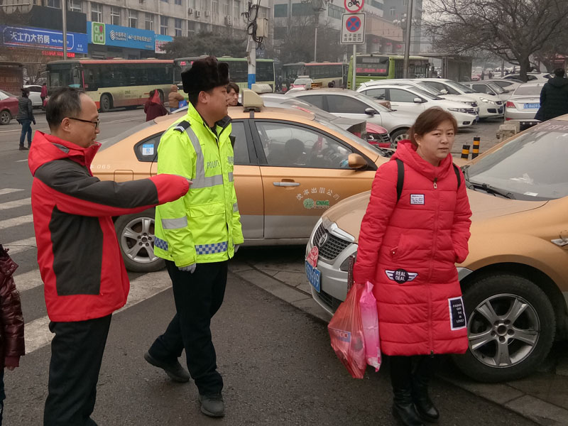这些违停车辆当了公交车的道
