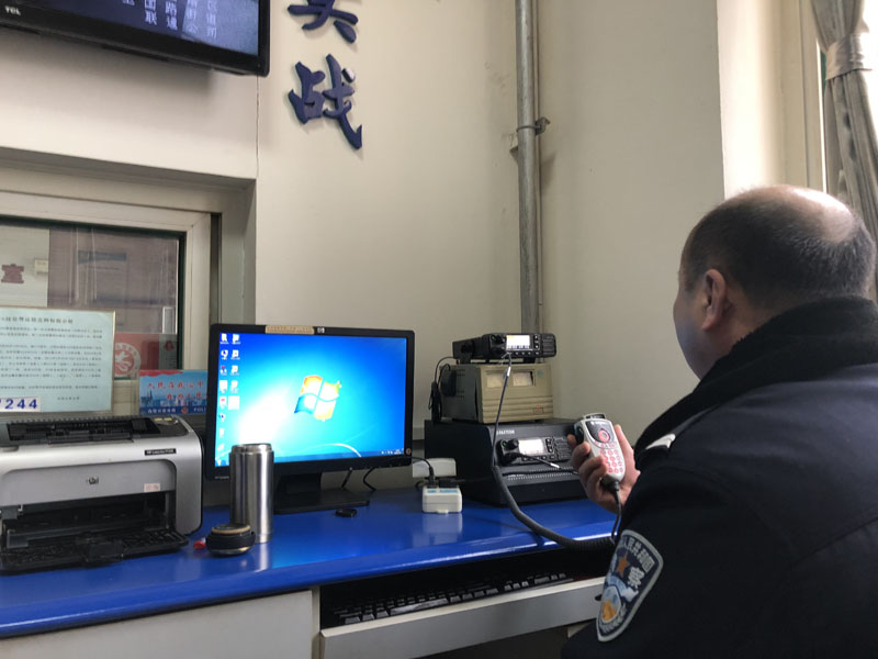 图四值班民警坐在固定电台前等候两级指挥中心工作指示