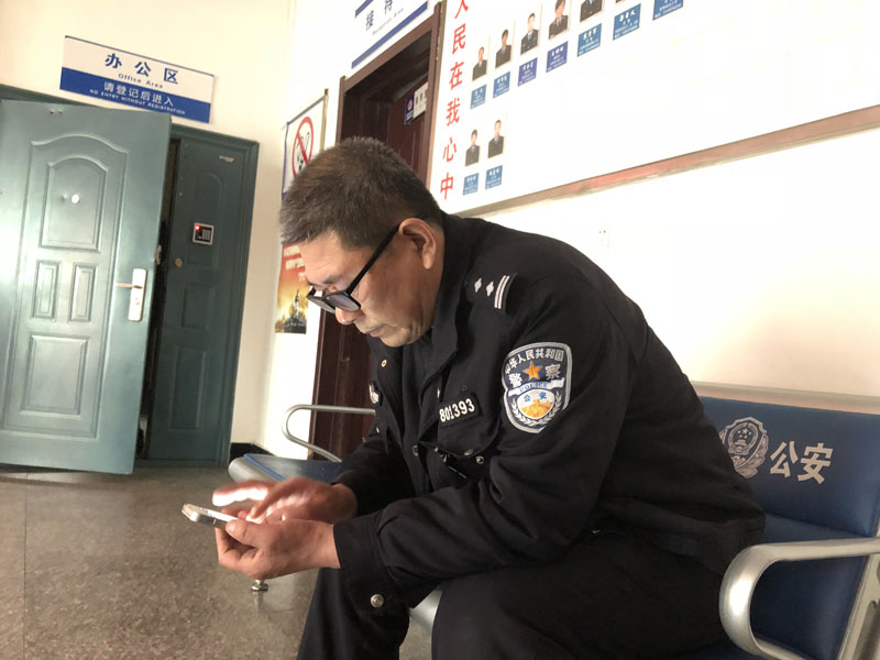图六结束一天工作，老民警董绍印坐下休息