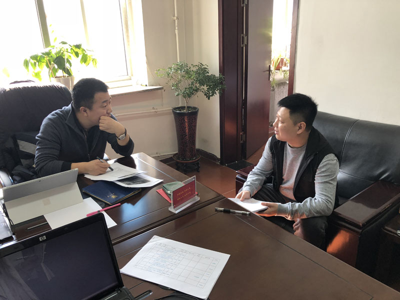 图一基础大队长向副支队长唐跃宇汇报案情