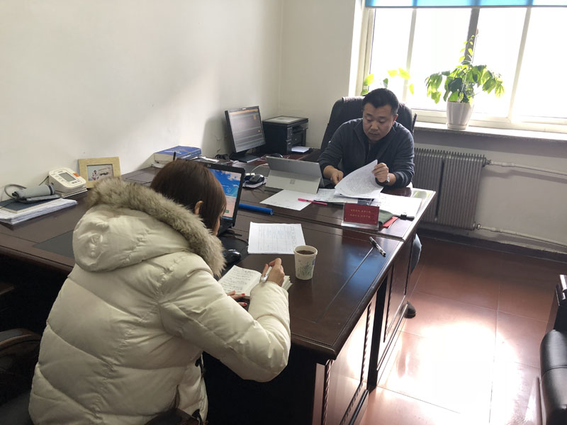 图三唐跃宇向记者简单介绍当天工作