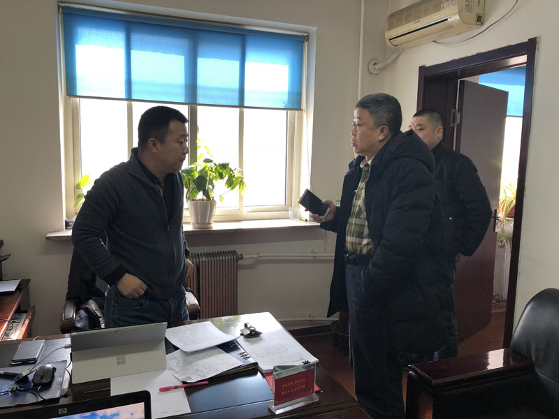 图四支队长王文凯和唐跃宇分析案情