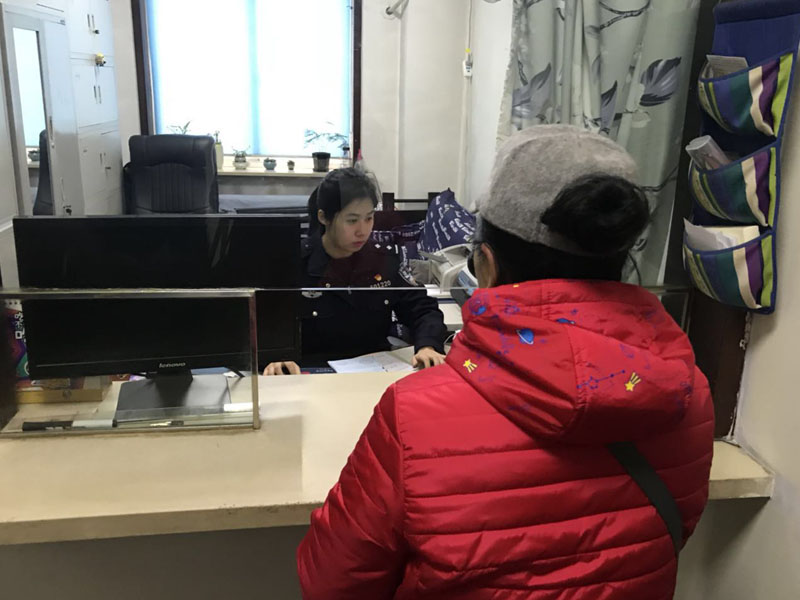 车佳莹为杨阿姨办理户籍业务