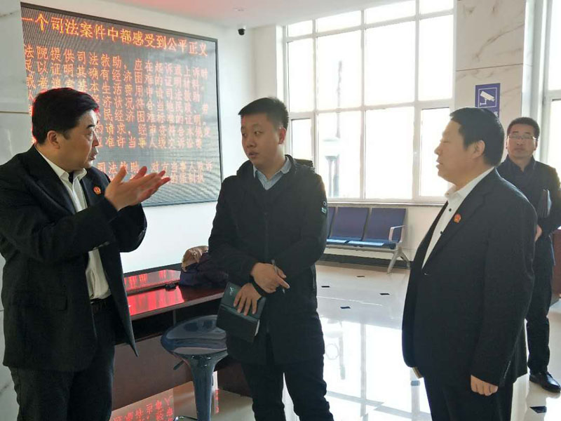 赵自立（右一）带领记者参观新诉讼服务中心