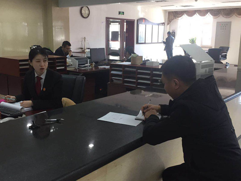 看似简单的材料收转窗口一天服务群众数十次