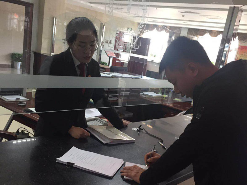 记者现场了解民事商事窗口工作人员的工作量