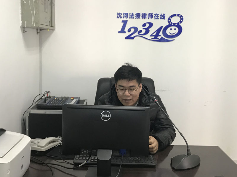 图二：记者参与“12348视频”连线工作