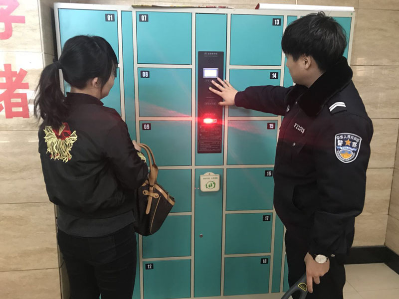 法警礼貌热情教授储物柜使用方法