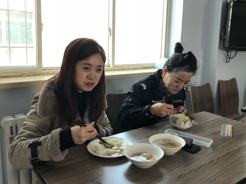 图八 记者在食堂和民警一起吃午餐