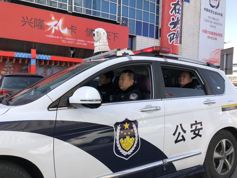 图十 民警在巡逻中，定点停留