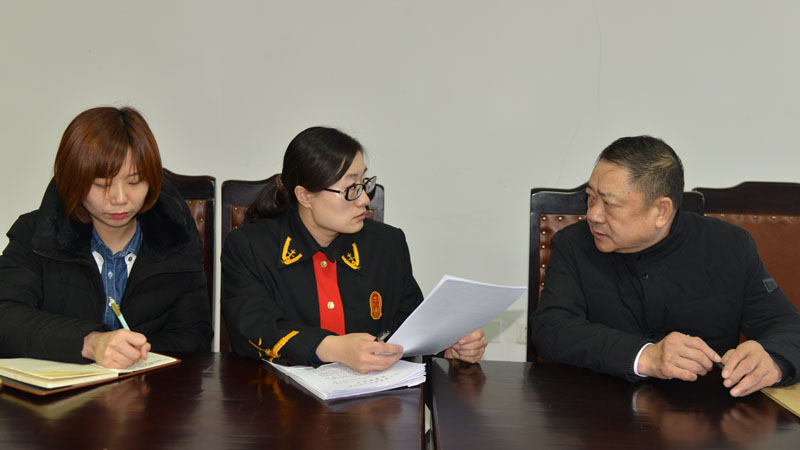 图四，记者与周新蕊一起解答疑问