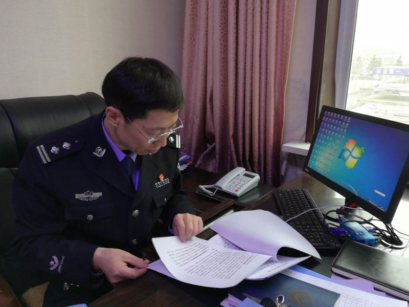 图二，社区警务大队大队长张宏伟翻阅文件