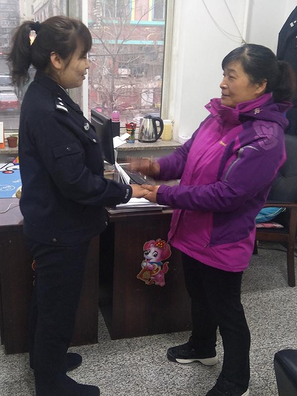 李云婷（左）接待群众