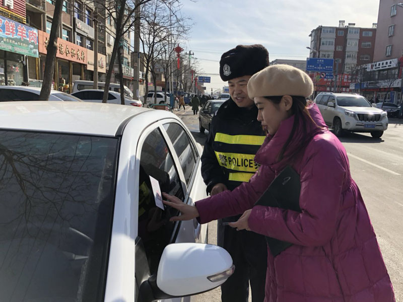 记者学着给违停车辆贴罚单