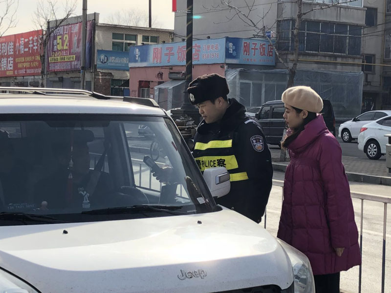 记者随警查酒驾