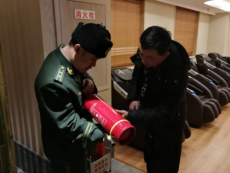 记者与铁东大队的消防官兵一起到人员密集场所开展消防安全检查