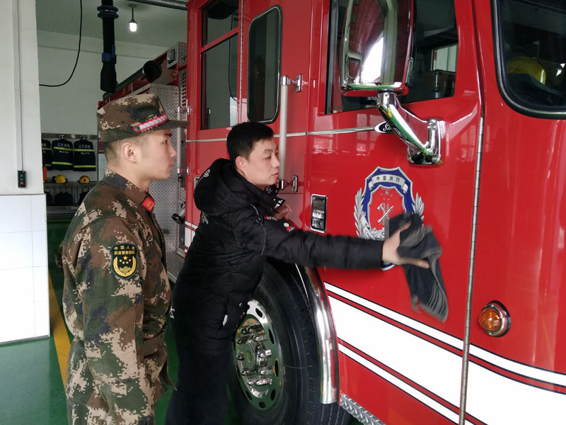 记者在消防官兵的”监督“下擦车