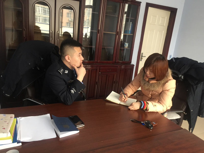 图一，辛杨向记者介绍情况