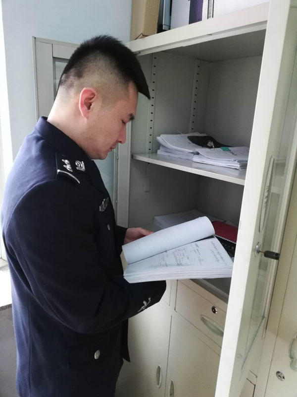 图二，辛杨查阅卷宗，在一摞摞卷宗材料中寻找线索