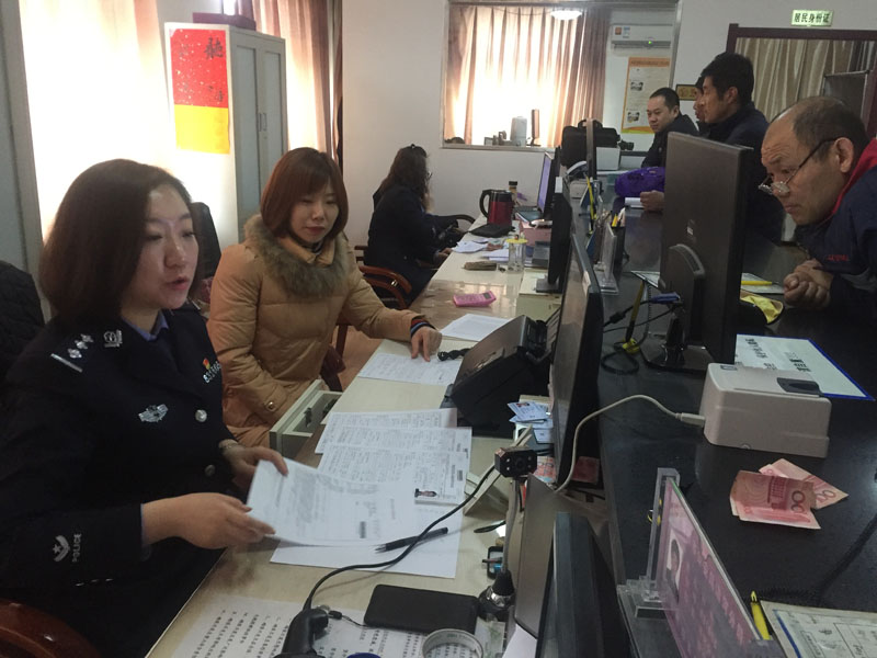 图五，记者和刘莉耐心接待每一位市民