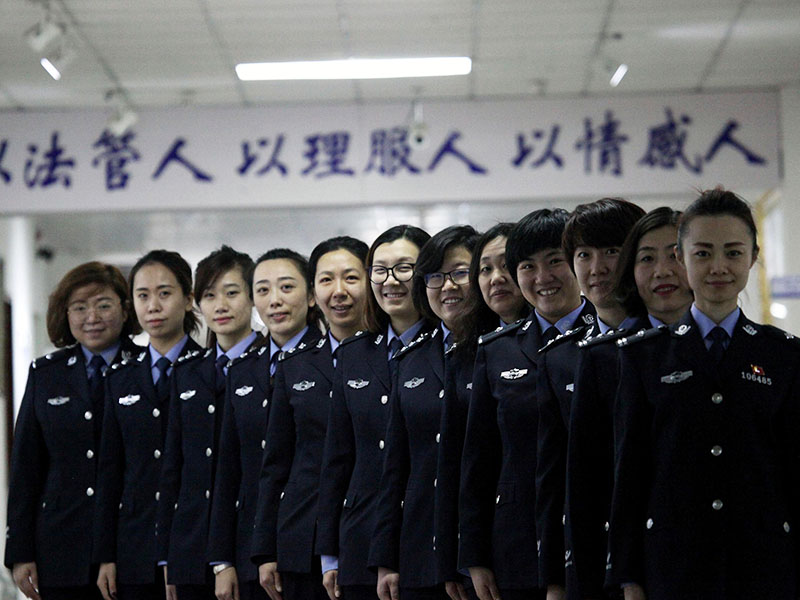 “以法管人、以理服人、以情感人”是这些有着大爱之心的女管教们的工作准则1