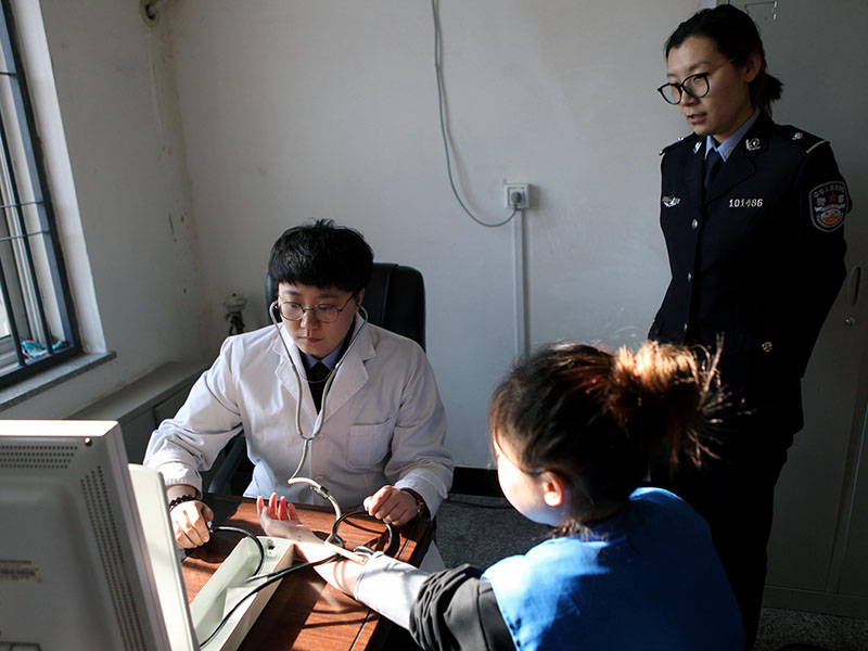 每个女管教对在押人员的身体状况极为关心，一发现异常就立即带她们到医务室进行检查。
