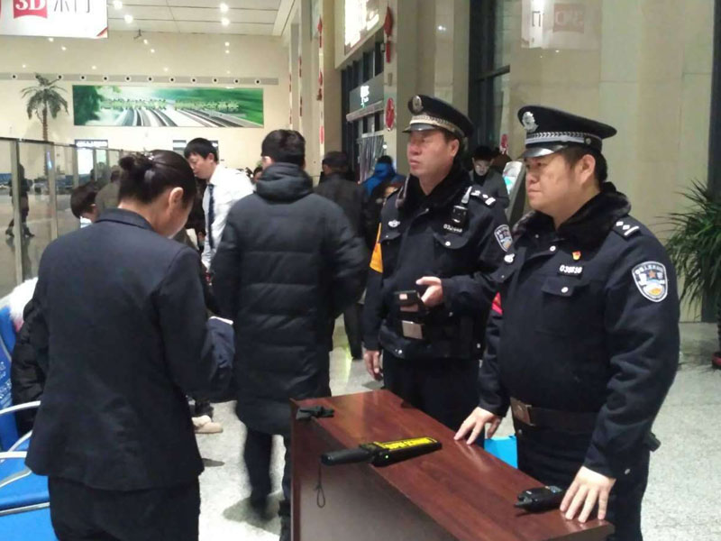 图五，高弘毅和民警疏导乘客