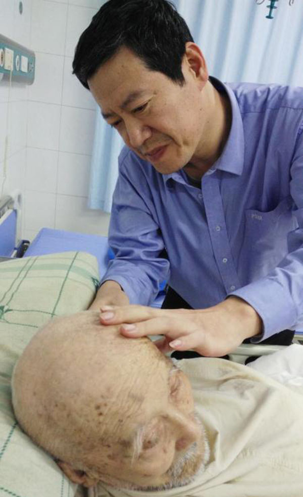 刘长宇在悉心照顾老人