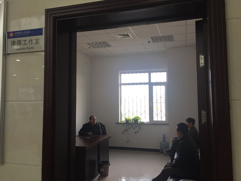 律师工作室内正在调解