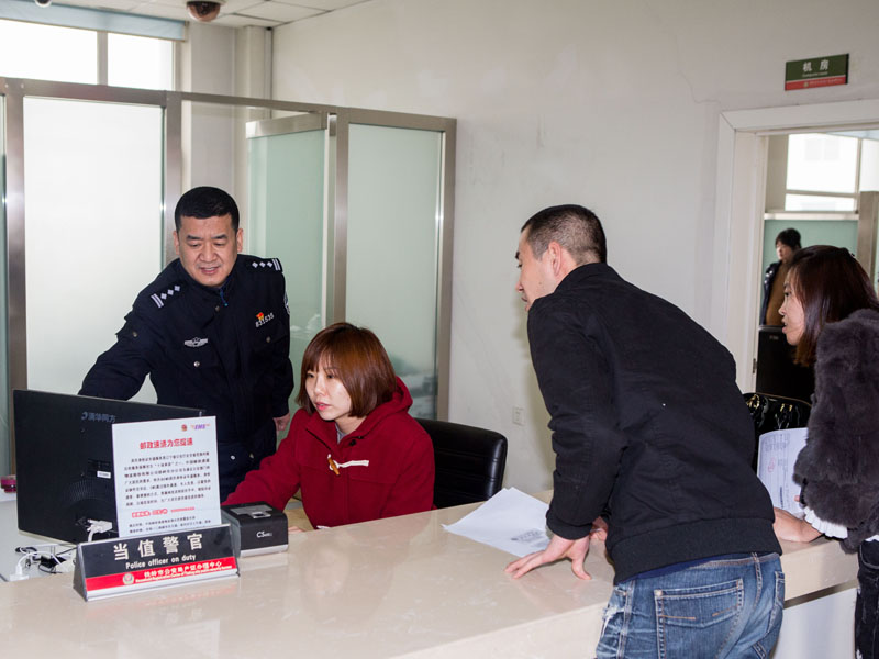 图二记者和张艳伟一起解答市民问题