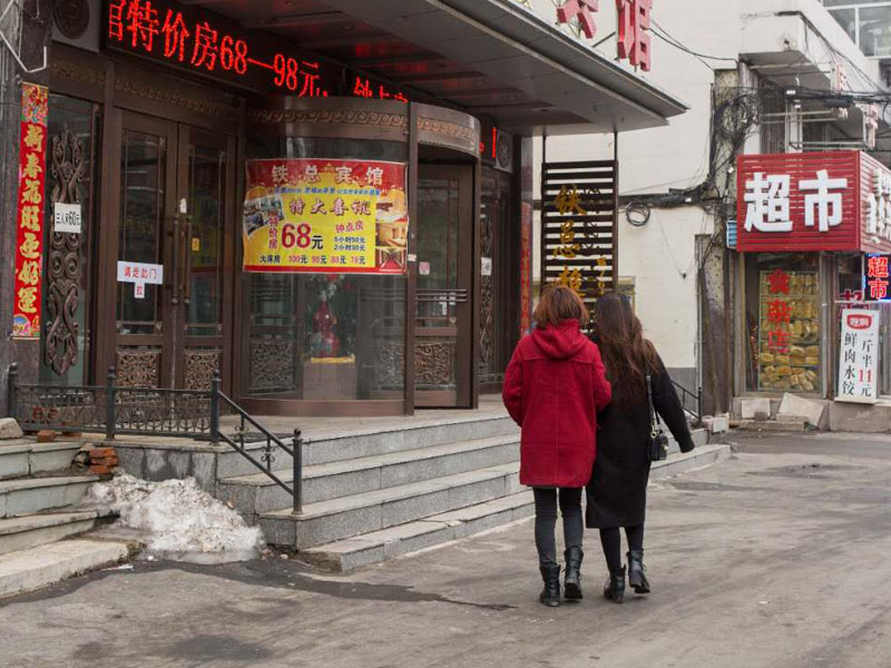 图四，记者跟便衣女警一起走进宾馆暗访