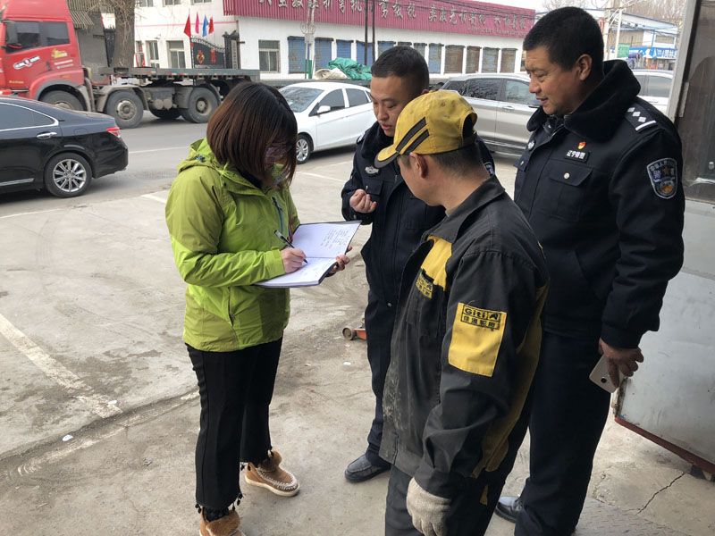 （图一）记者对工厂工人进行身份信息普查