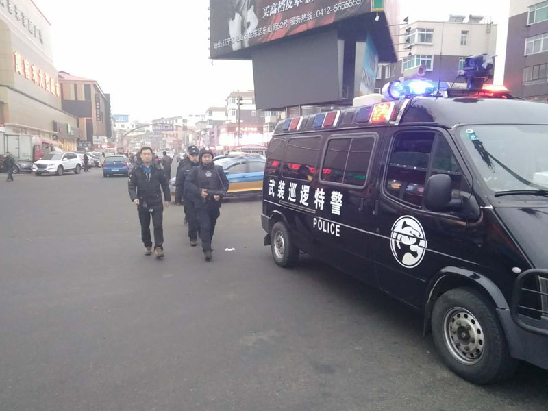 记者与特警队员在一起巡逻