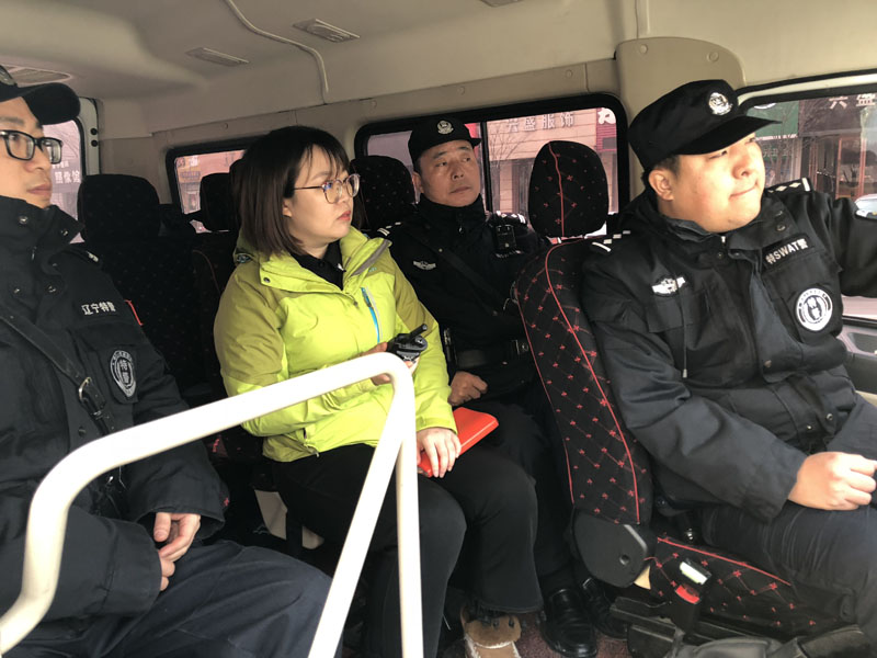 （图一）记者体验巡特警日常巡逻