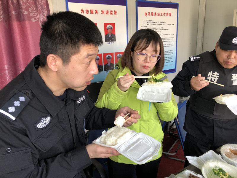 （图二）在临时休息站吃午饭
