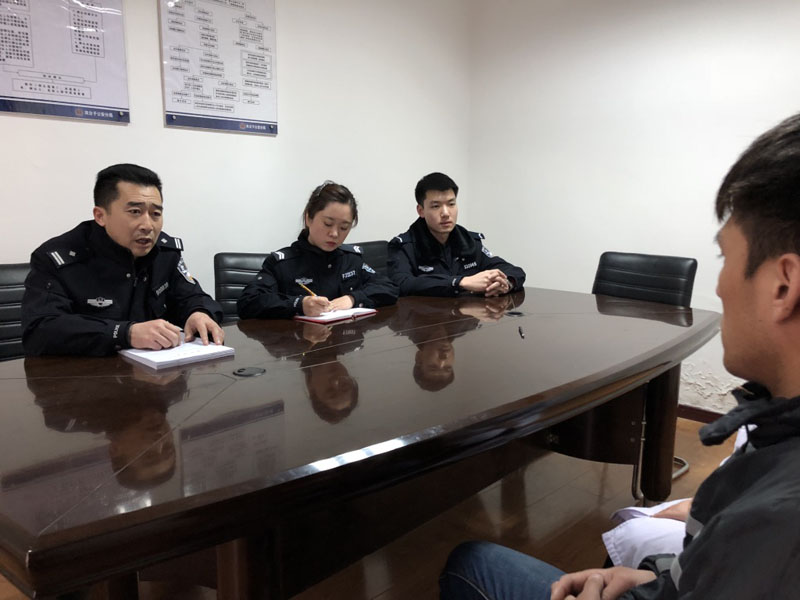 图三：记者（左二）陪同民警刘士俊（左一）对吵架夫妻进行调解