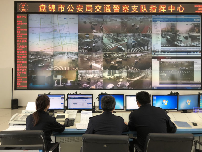 图二：记者（左一）跟随民警一起接听值班中心的热线电话，并帮助市民解决问题