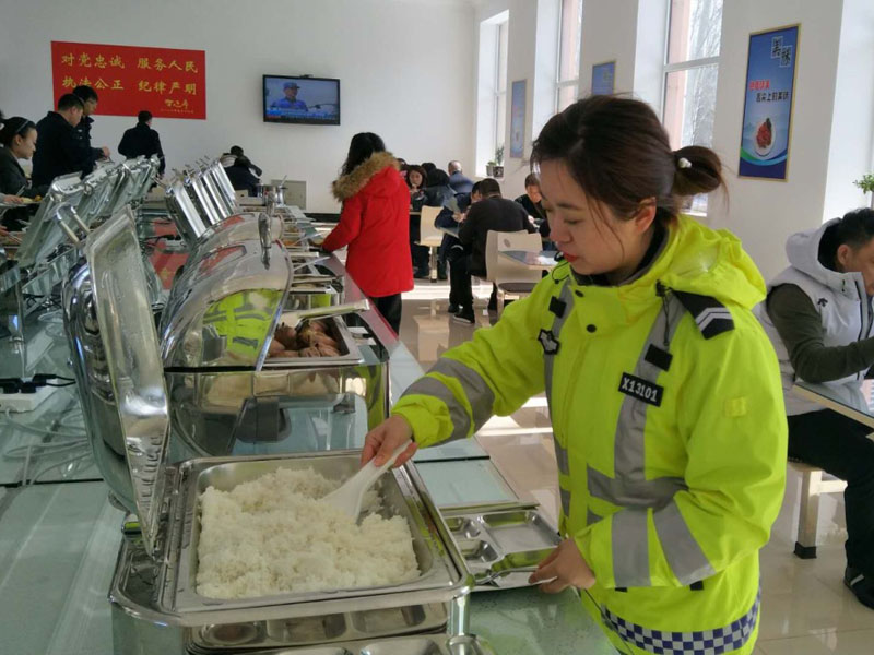 图三：记者来到交警支队的食堂，同大家一起共进午餐