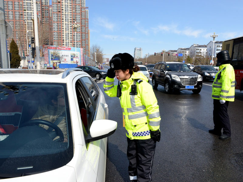 图四：记者（左一）跟随民警来到路面，进行车辆截查