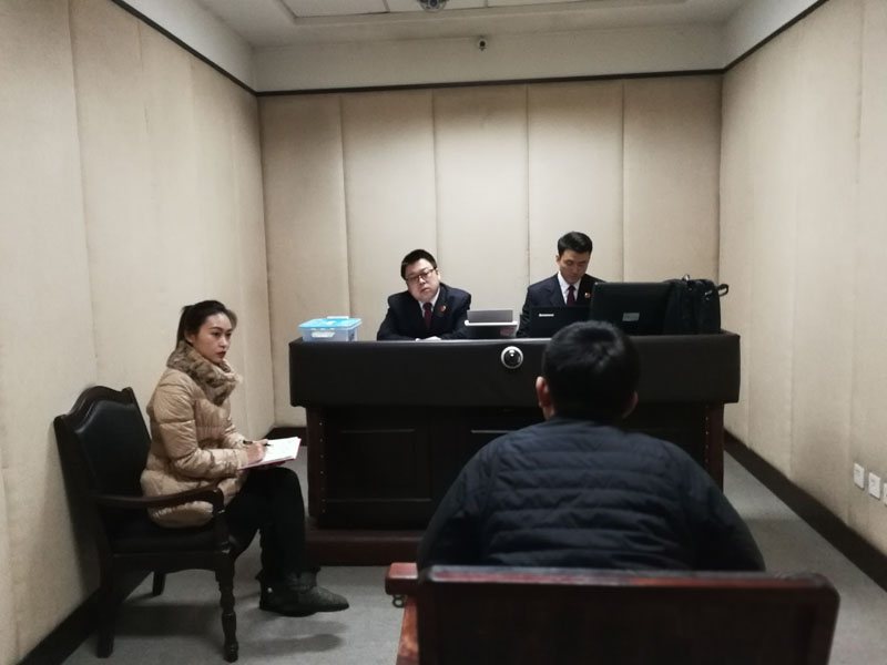 在讯问室对犯罪嫌疑人进行讯问