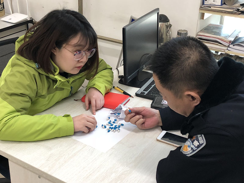 （图一）食药侦大队民警对记者进行岗前培训