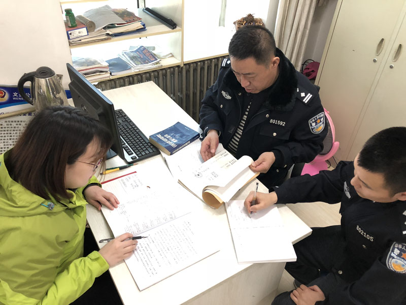 （图三）记者和民警一起边学边研判案件