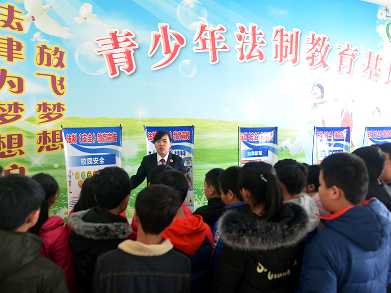 检察官对学生们进行未成年人犯罪预防教育