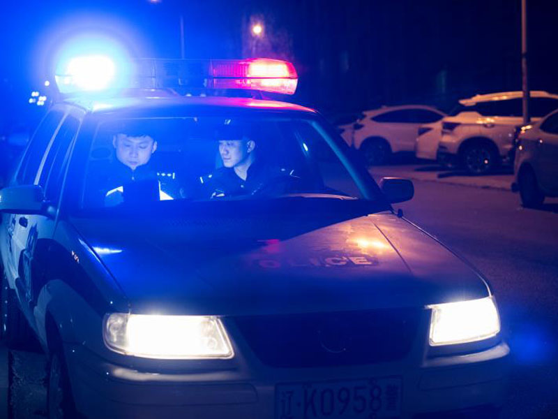 （图三）黑夜中，路边闪亮的警灯让夜归人心里感觉安全多了