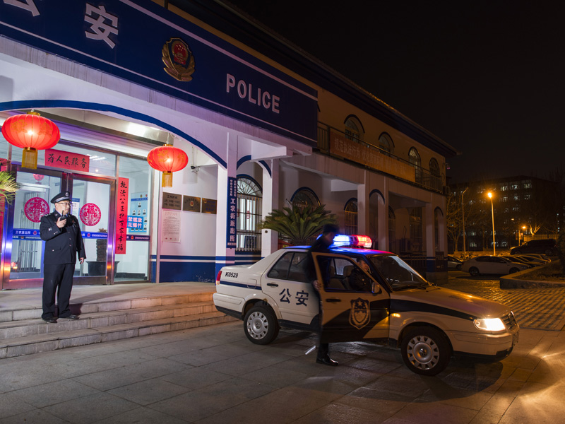 （图六）接到报警电话，民警迅速出警