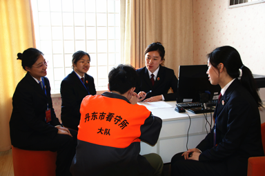 办案人对未成年人小桐进行心理测评和心理疏导