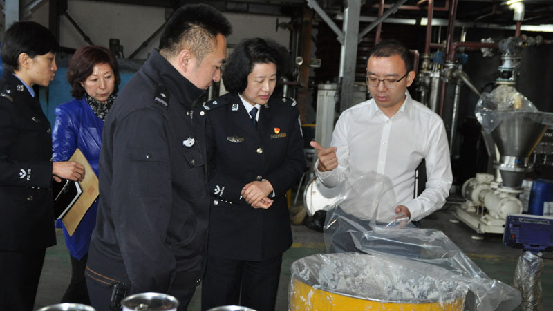 头题配片 出入境管理局荀伟局长（右二）进企业提供精准服务1