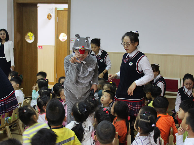 扮演大灰狼与小朋友互动